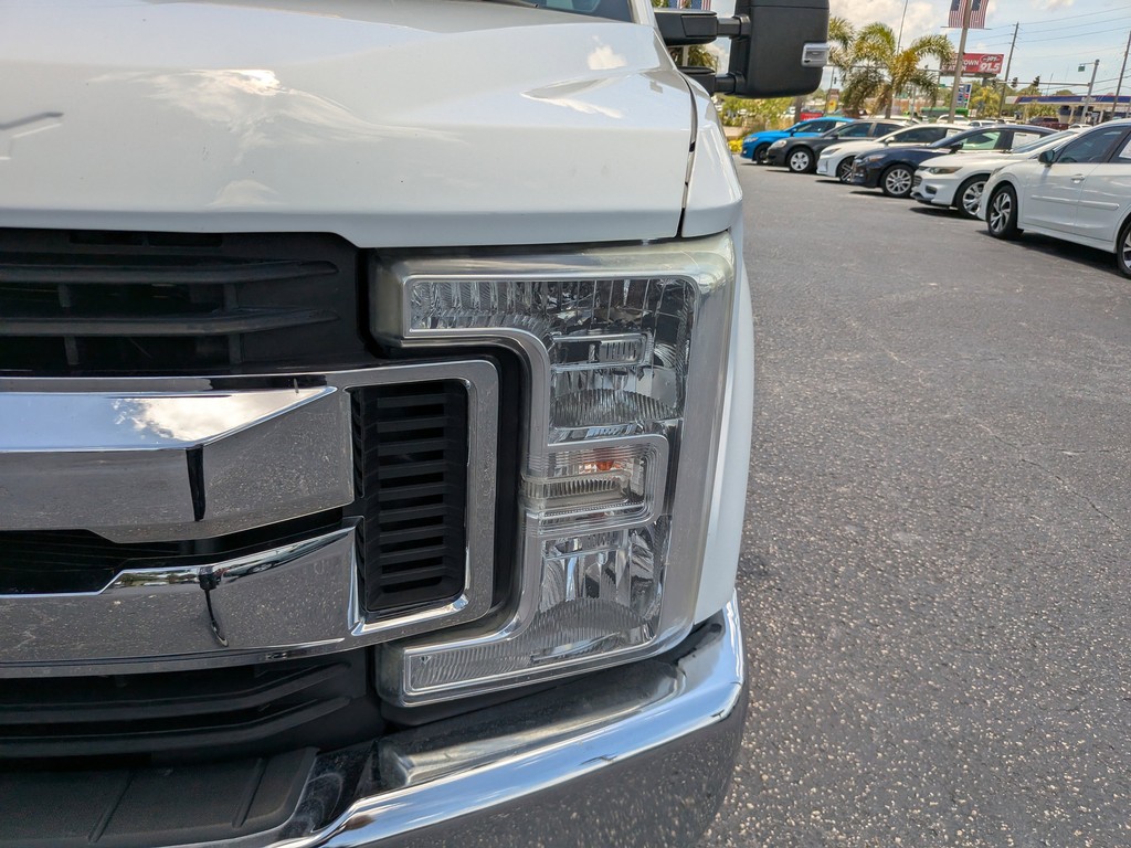 Ford Super Duty F-250 SRW Vehicle Full-screen Gallery Image 07