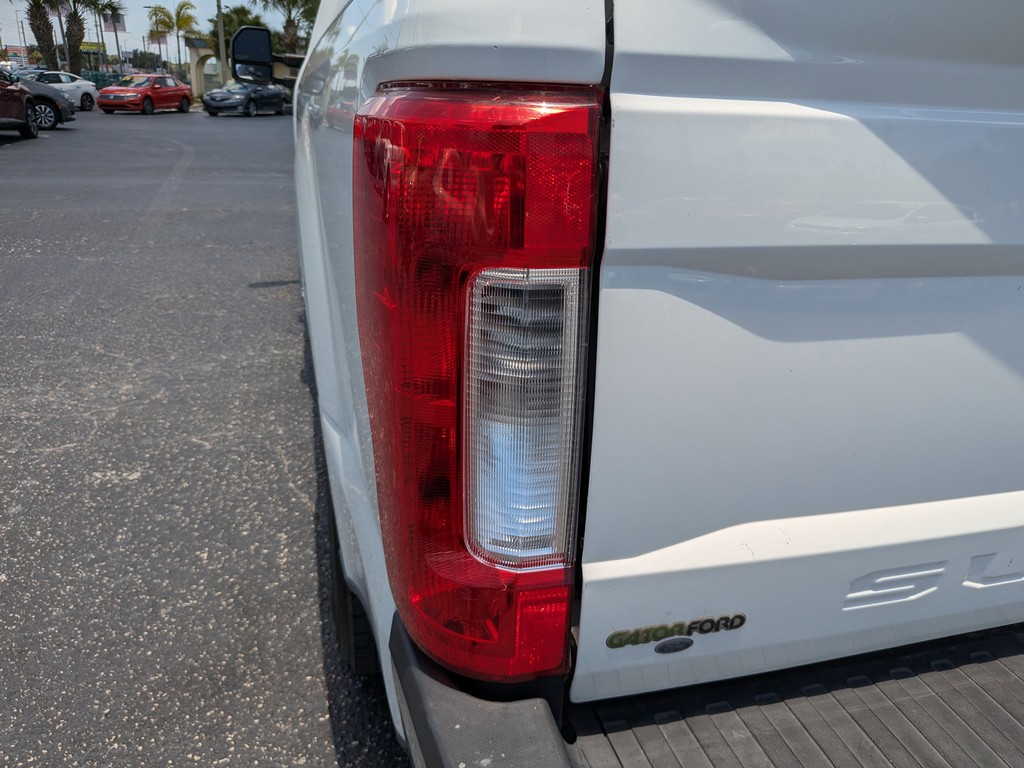 Ford Super Duty F-250 SRW Vehicle Full-screen Gallery Image 08