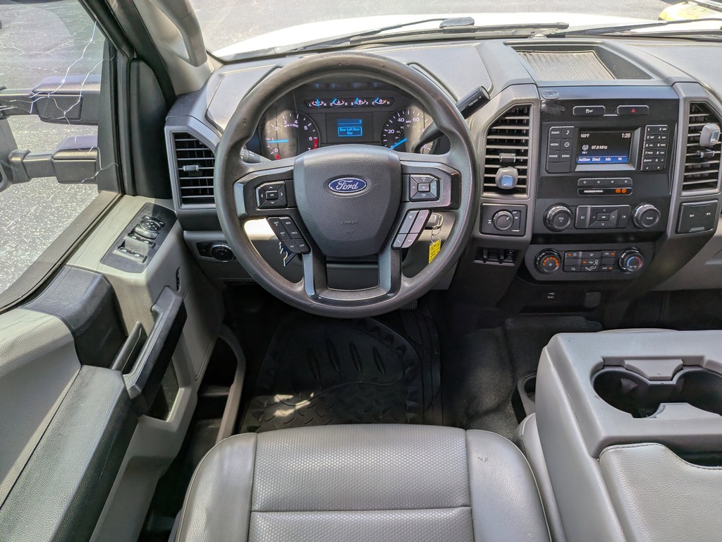 Ford Super Duty F-250 SRW Vehicle Full-screen Gallery Image 10