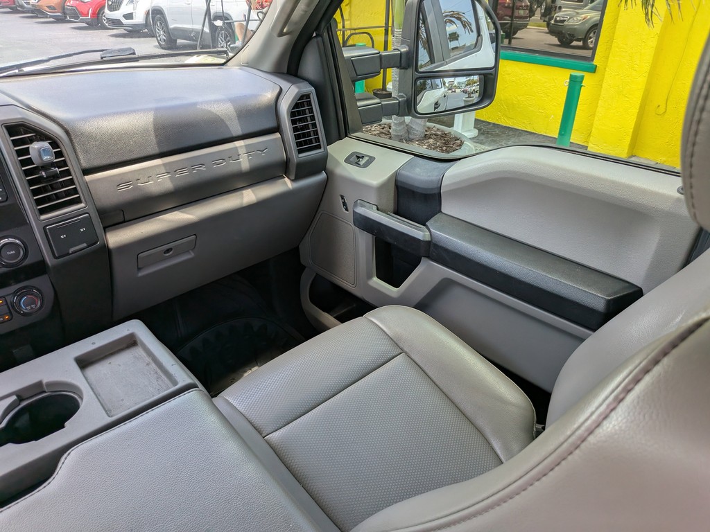 Ford Super Duty F-250 SRW Vehicle Full-screen Gallery Image 12