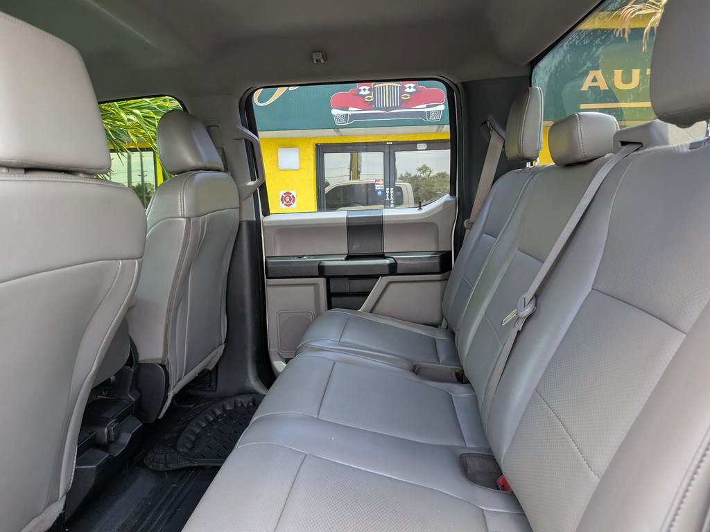 Ford Super Duty F-250 SRW Vehicle Full-screen Gallery Image 13