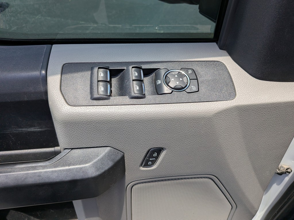 Ford Super Duty F-250 SRW Vehicle Full-screen Gallery Image 14