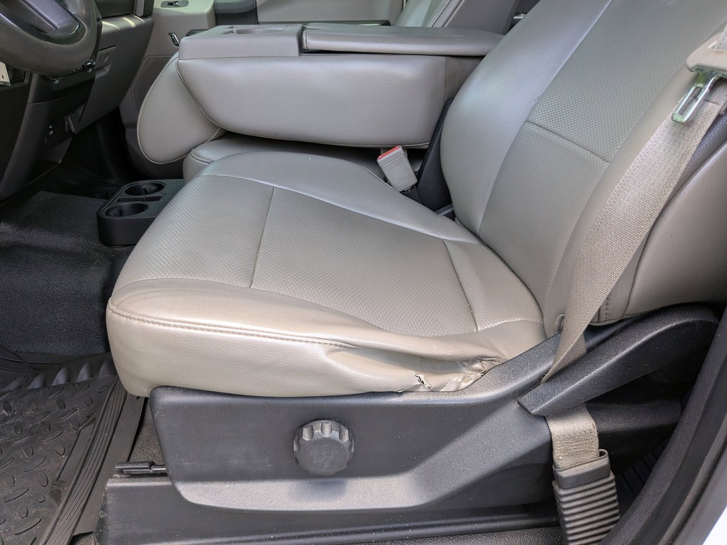 Ford Super Duty F-250 SRW Vehicle Full-screen Gallery Image 15
