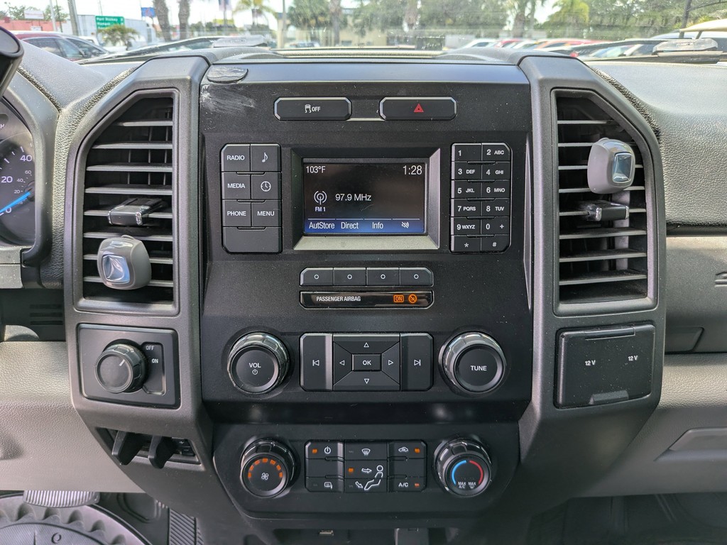 Ford Super Duty F-250 SRW Vehicle Full-screen Gallery Image 17