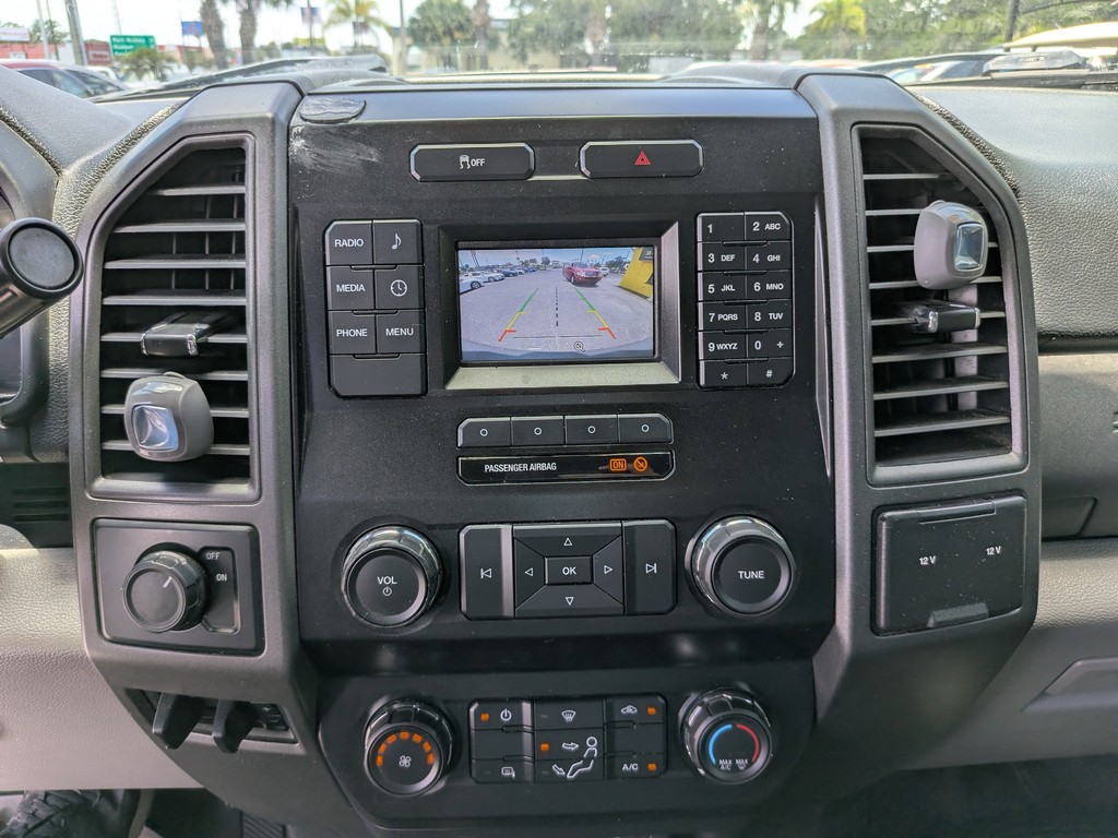 Ford Super Duty F-250 SRW Vehicle Full-screen Gallery Image 18