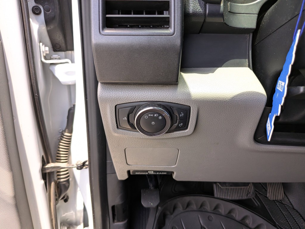 Ford Super Duty F-250 SRW Vehicle Full-screen Gallery Image 21