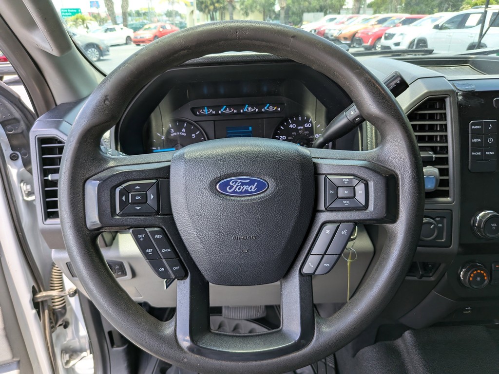 Ford Super Duty F-250 SRW Vehicle Full-screen Gallery Image 22