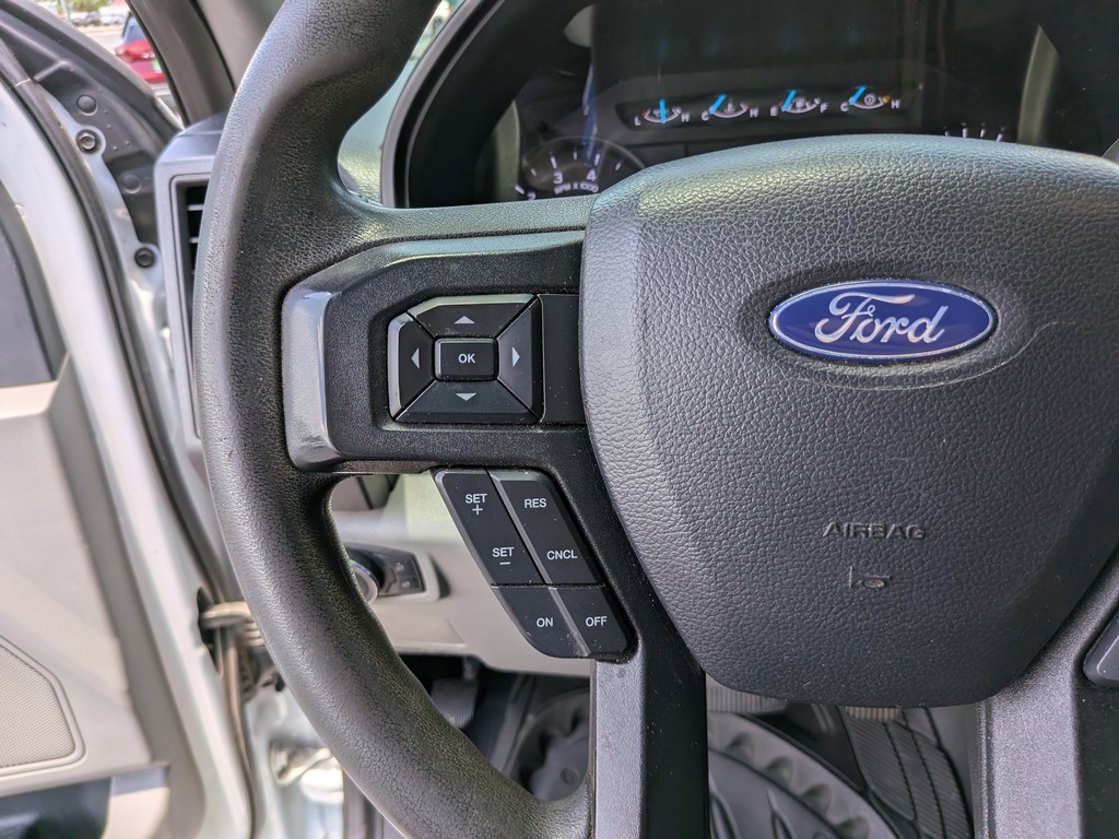 Ford Super Duty F-250 SRW Vehicle Full-screen Gallery Image 23