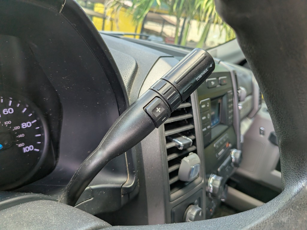 Ford Super Duty F-250 SRW Vehicle Full-screen Gallery Image 26