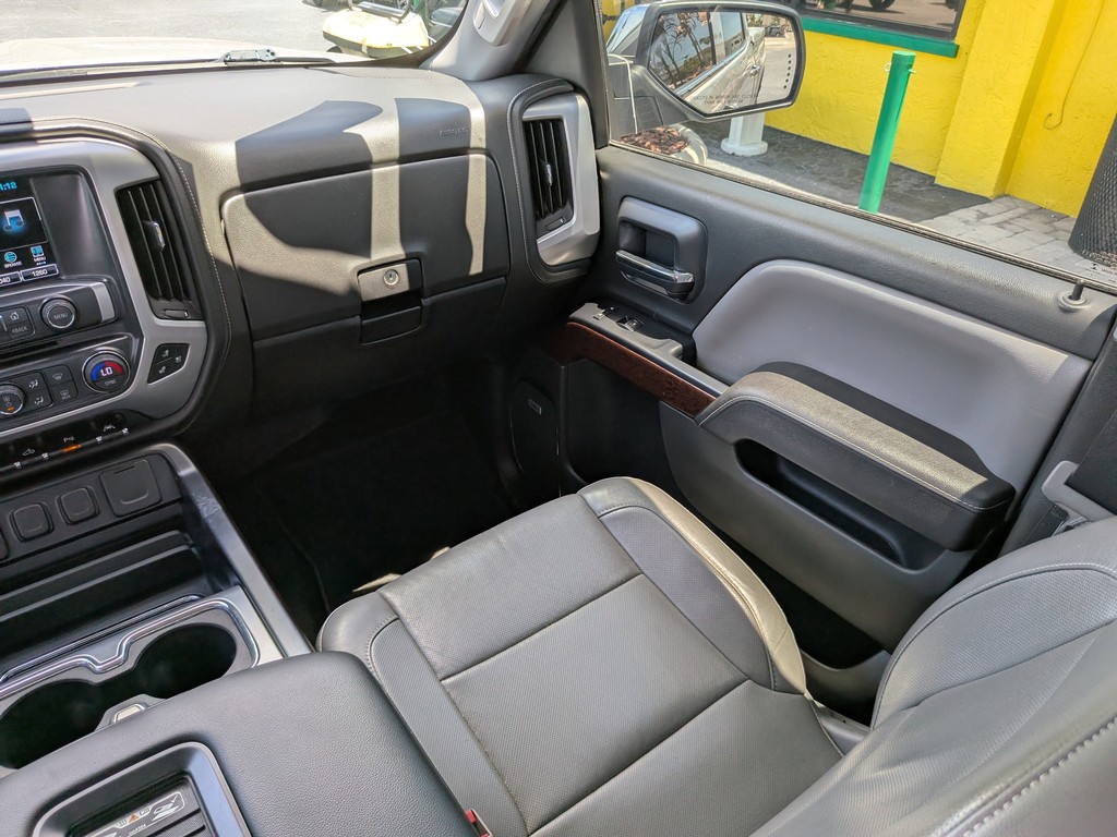 GMC Sierra 1500 Vehicle Full-screen Gallery Image 13