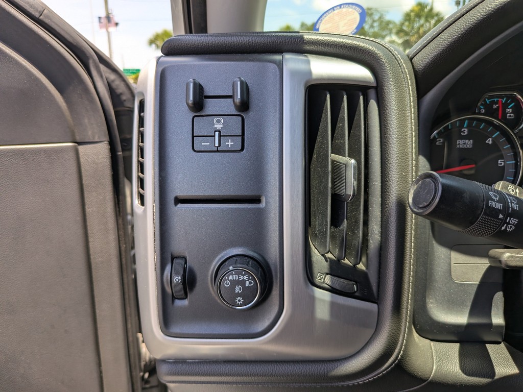 GMC Sierra 1500 Vehicle Full-screen Gallery Image 24