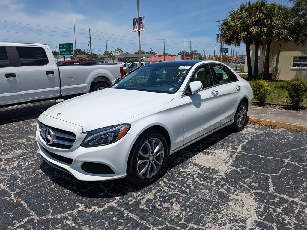 Mercedes-Benz C-Class Vehicle Full-screen Gallery Image 02