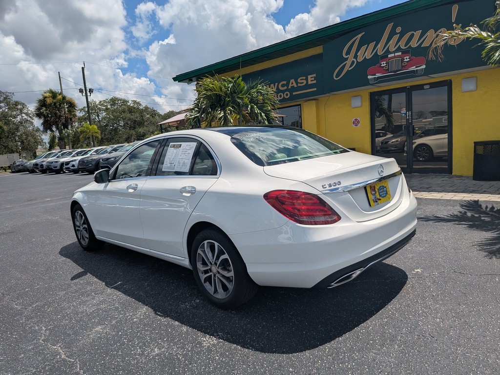 Mercedes-Benz C-Class Vehicle Full-screen Gallery Image 03