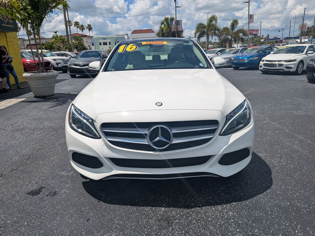 Mercedes-Benz C-Class Vehicle Full-screen Gallery Image 04