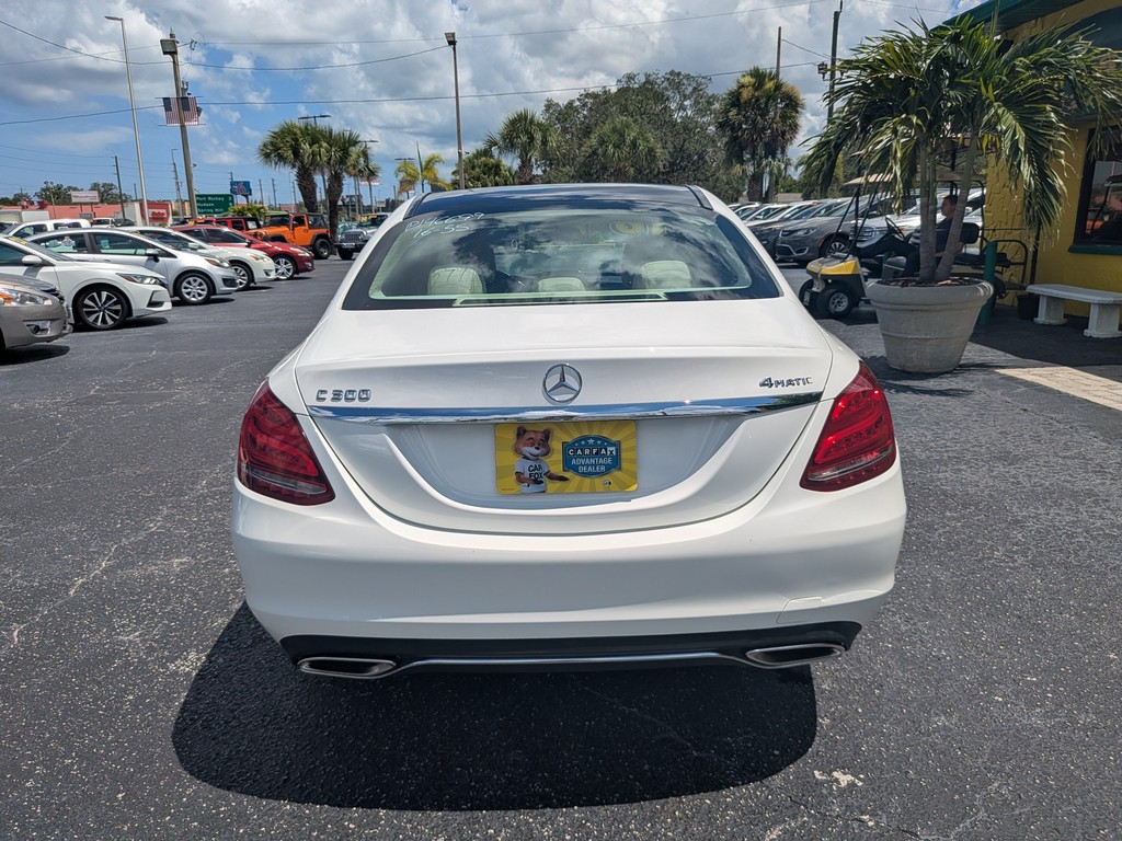 Mercedes-Benz C-Class Vehicle Full-screen Gallery Image 05