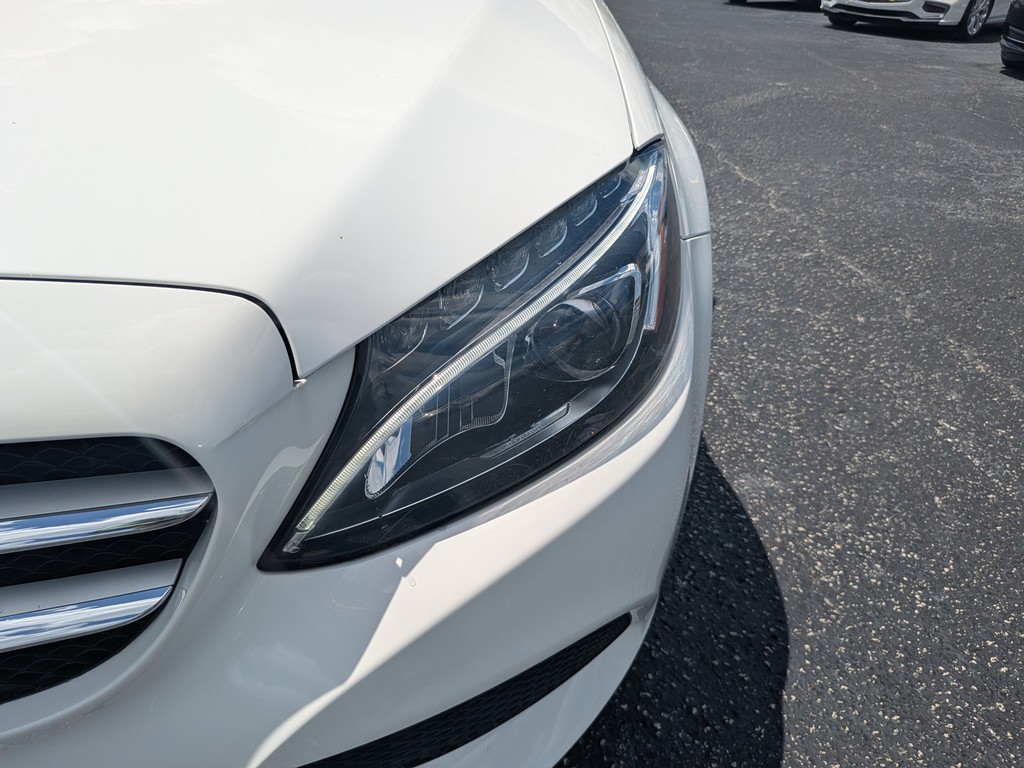 Mercedes-Benz C-Class Vehicle Full-screen Gallery Image 06