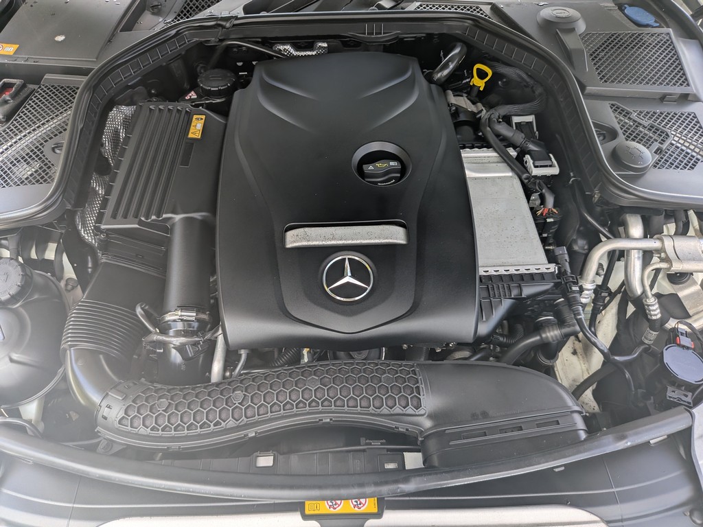 Mercedes-Benz C-Class Vehicle Full-screen Gallery Image 08