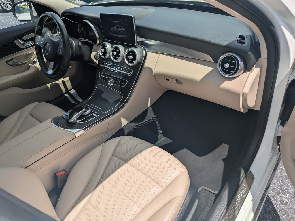 Mercedes-Benz C-Class Vehicle Full-screen Gallery Image 09