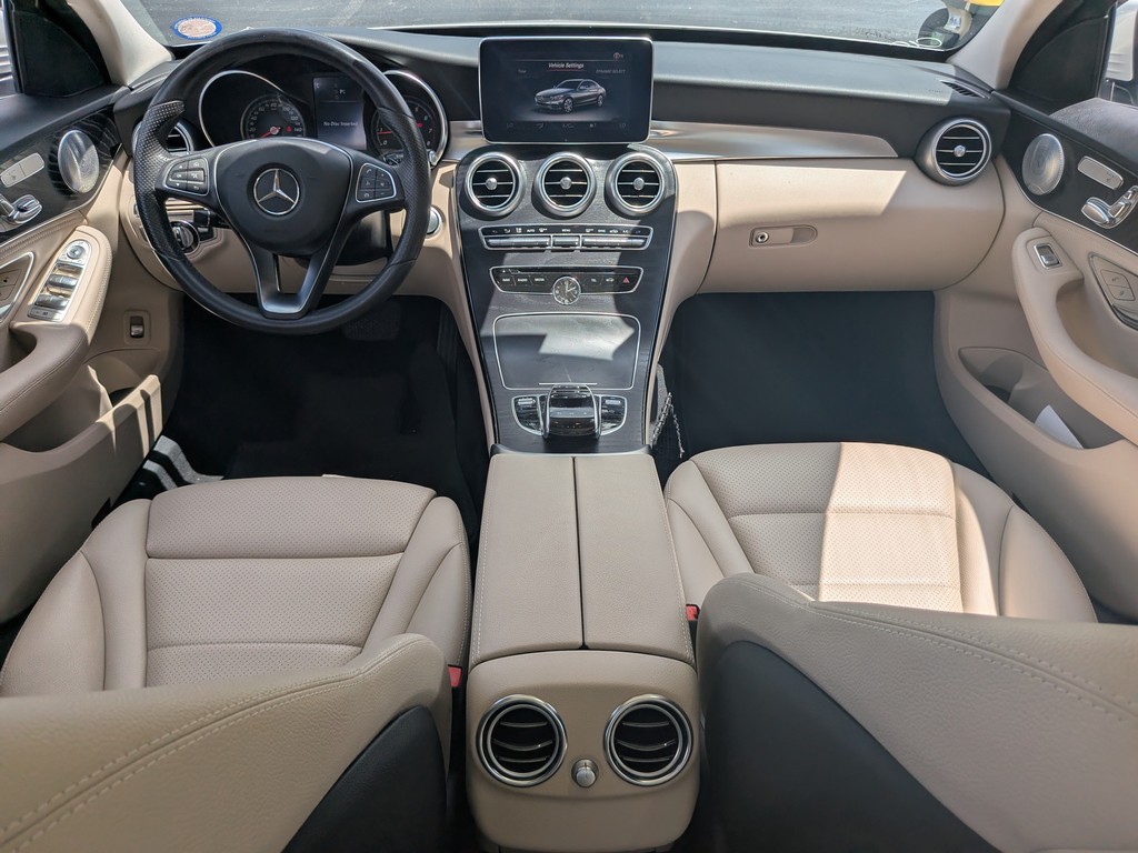 Mercedes-Benz C-Class Vehicle Full-screen Gallery Image 10