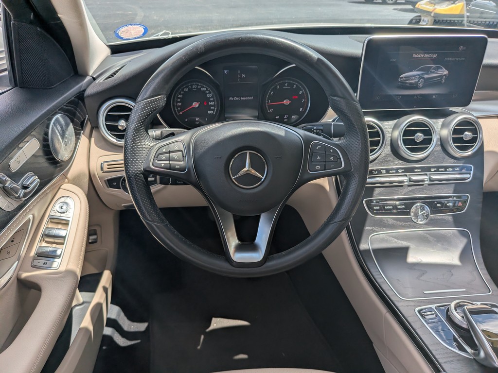 Mercedes-Benz C-Class Vehicle Full-screen Gallery Image 11