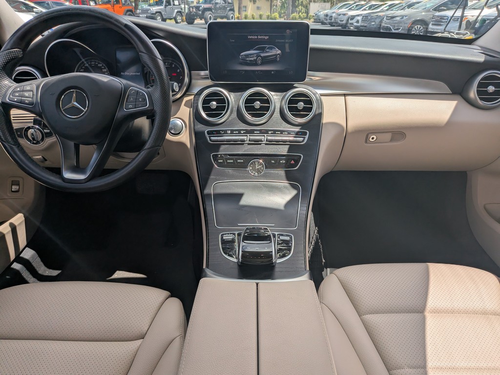 Mercedes-Benz C-Class Vehicle Full-screen Gallery Image 12