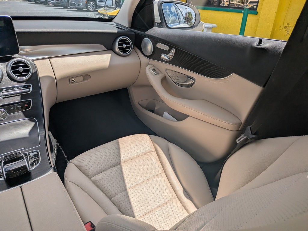 Mercedes-Benz C-Class Vehicle Full-screen Gallery Image 13