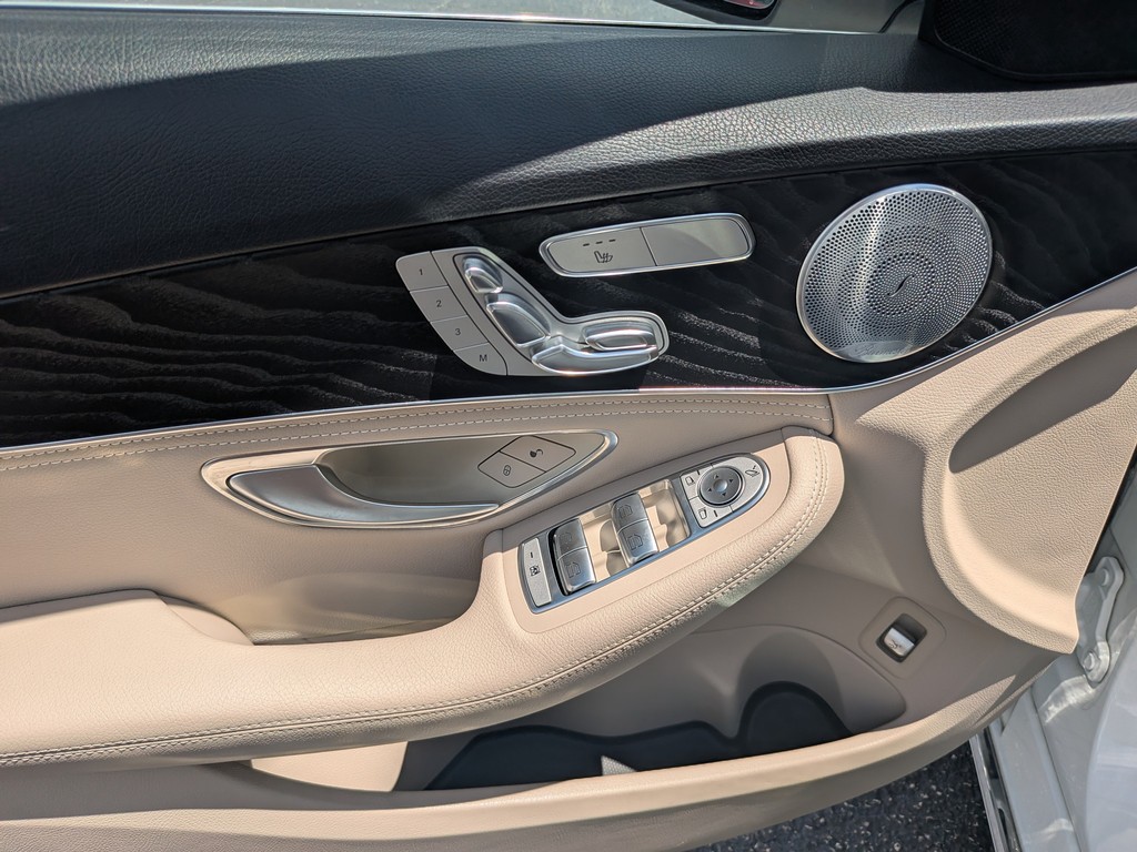 Mercedes-Benz C-Class Vehicle Full-screen Gallery Image 14