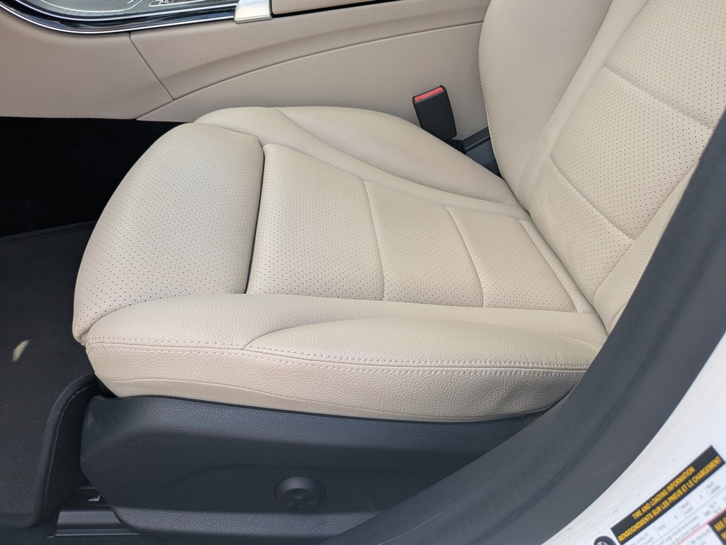 Mercedes-Benz C-Class Vehicle Full-screen Gallery Image 15