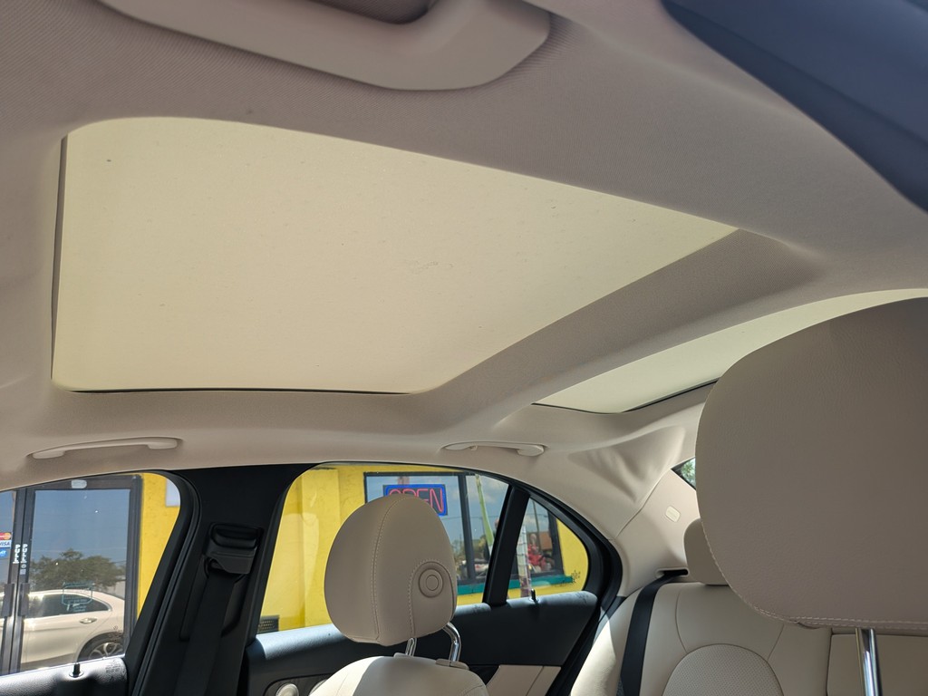 Mercedes-Benz C-Class Vehicle Full-screen Gallery Image 16
