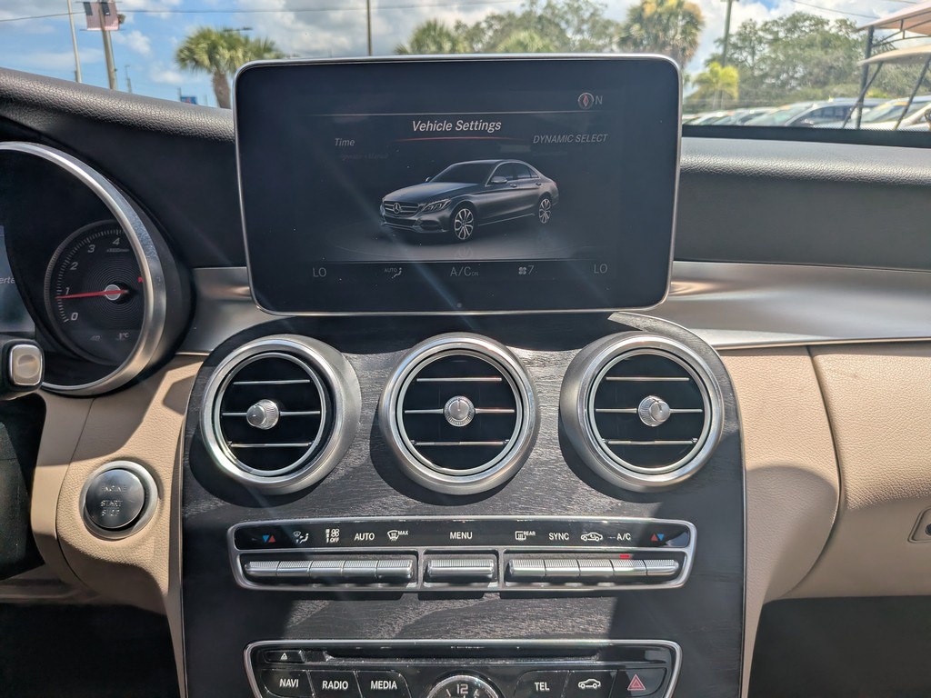 Mercedes-Benz C-Class Vehicle Full-screen Gallery Image 17
