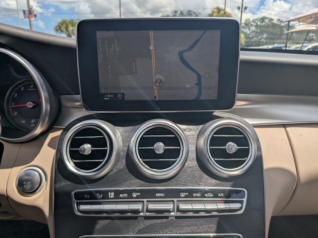 Mercedes-Benz C-Class Vehicle Full-screen Gallery Image 18