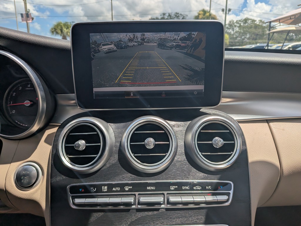 Mercedes-Benz C-Class Vehicle Full-screen Gallery Image 19