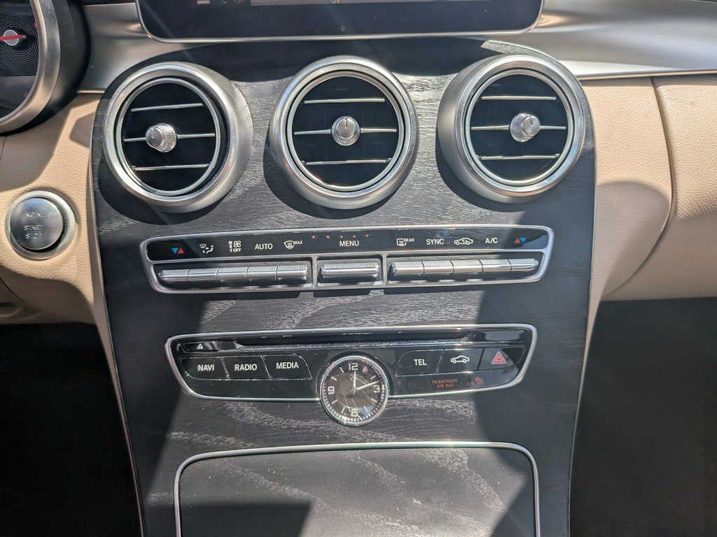 Mercedes-Benz C-Class Vehicle Full-screen Gallery Image 20