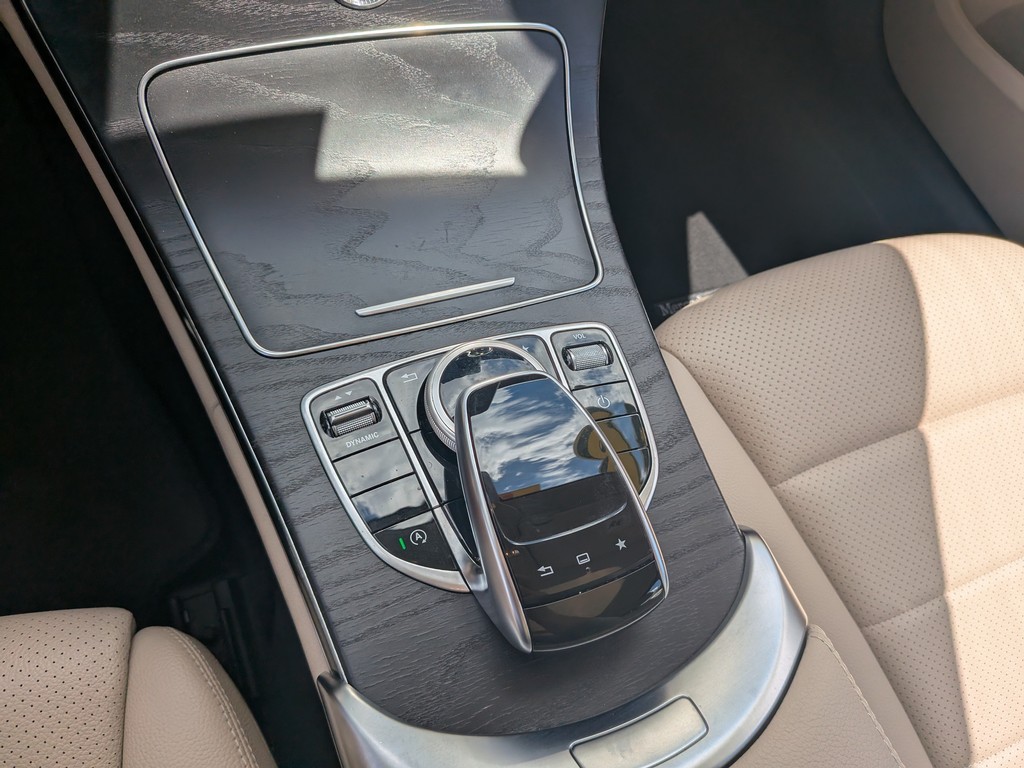Mercedes-Benz C-Class Vehicle Full-screen Gallery Image 21
