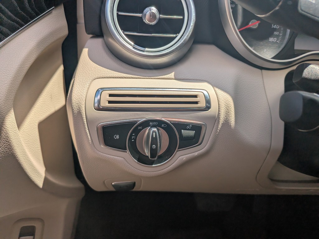 Mercedes-Benz C-Class Vehicle Full-screen Gallery Image 23