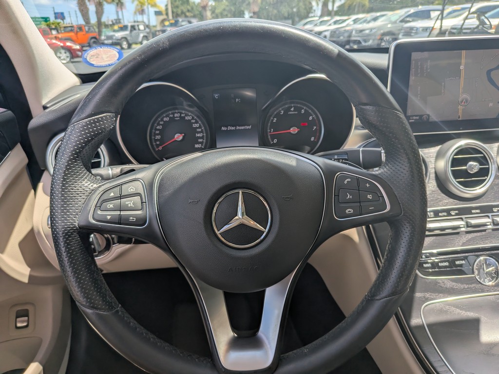 Mercedes-Benz C-Class Vehicle Full-screen Gallery Image 24