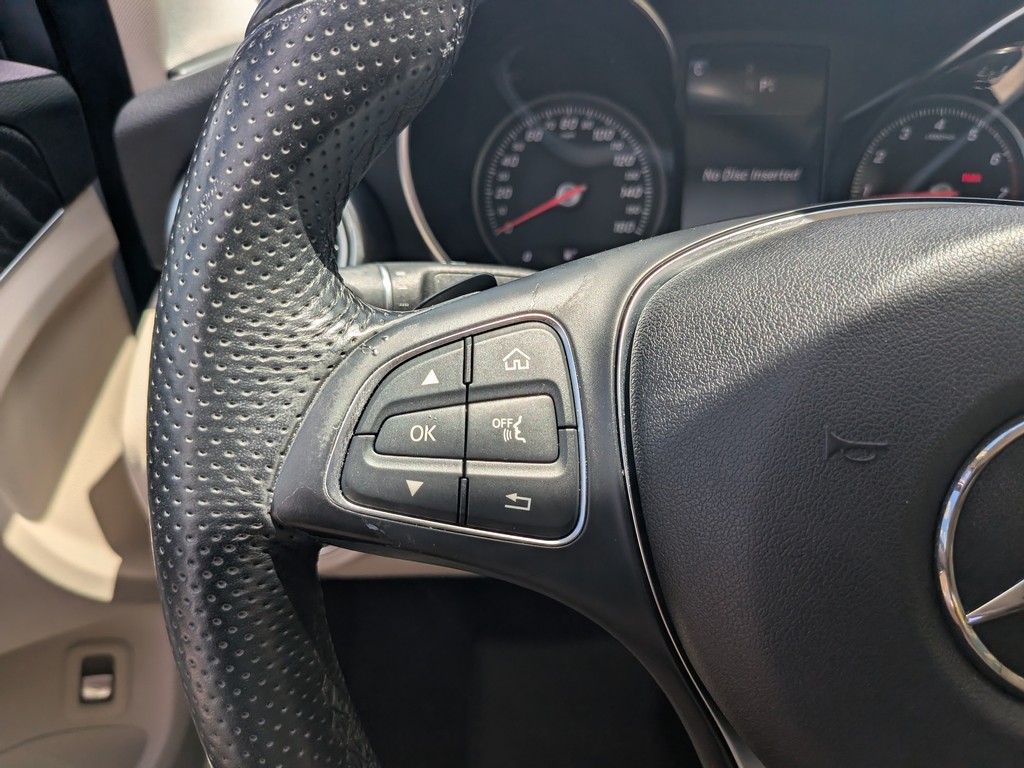 Mercedes-Benz C-Class Vehicle Full-screen Gallery Image 25