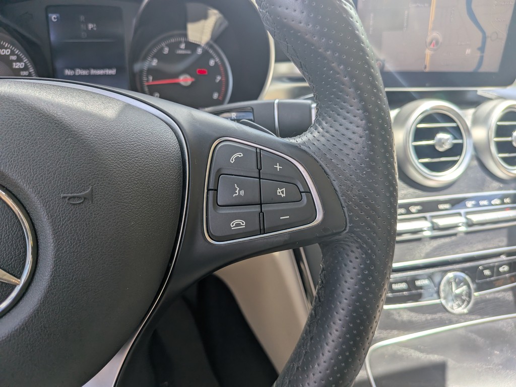 Mercedes-Benz C-Class Vehicle Full-screen Gallery Image 26