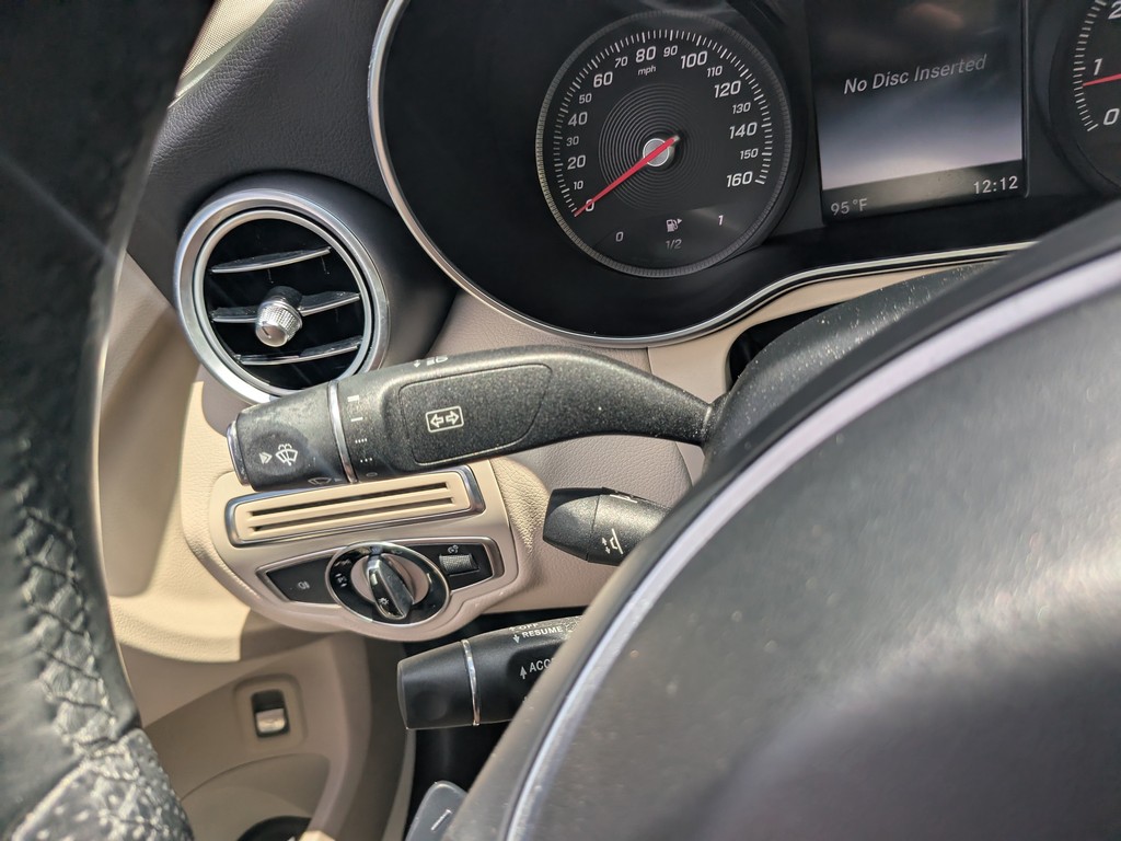Mercedes-Benz C-Class Vehicle Full-screen Gallery Image 27