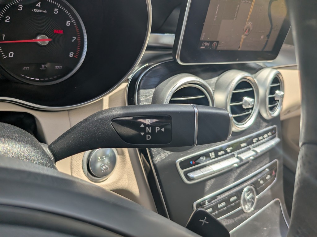 Mercedes-Benz C-Class Vehicle Full-screen Gallery Image 28