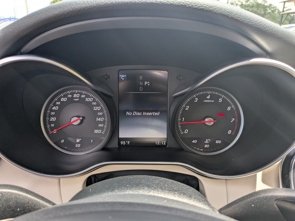 Mercedes-Benz C-Class Vehicle Full-screen Gallery Image 29