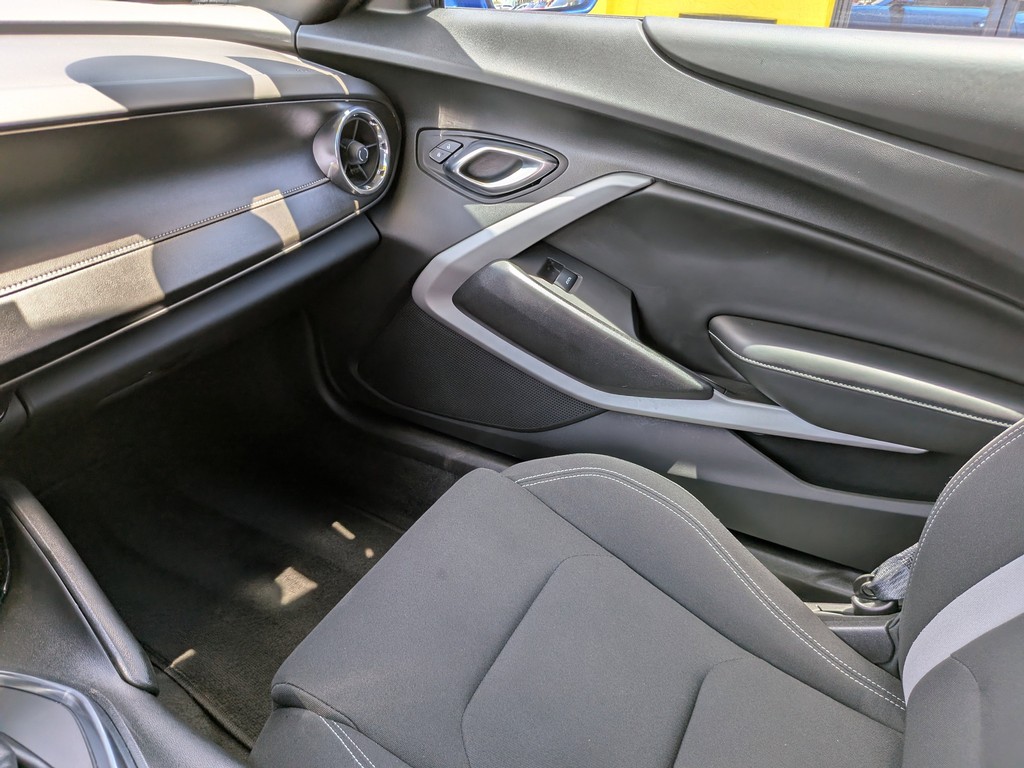 Chevrolet Camaro Vehicle Full-screen Gallery Image 13