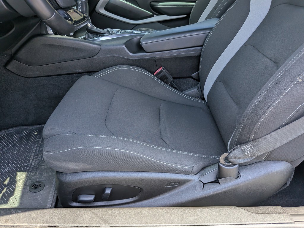 Chevrolet Camaro Vehicle Full-screen Gallery Image 17