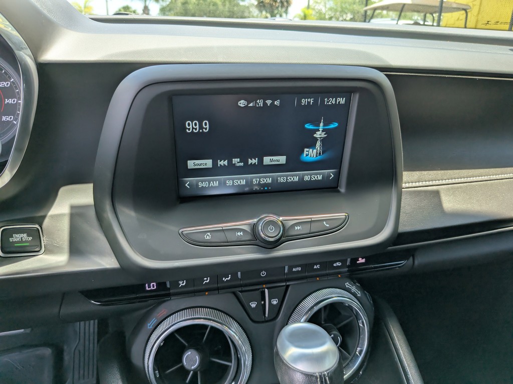 Chevrolet Camaro Vehicle Full-screen Gallery Image 19