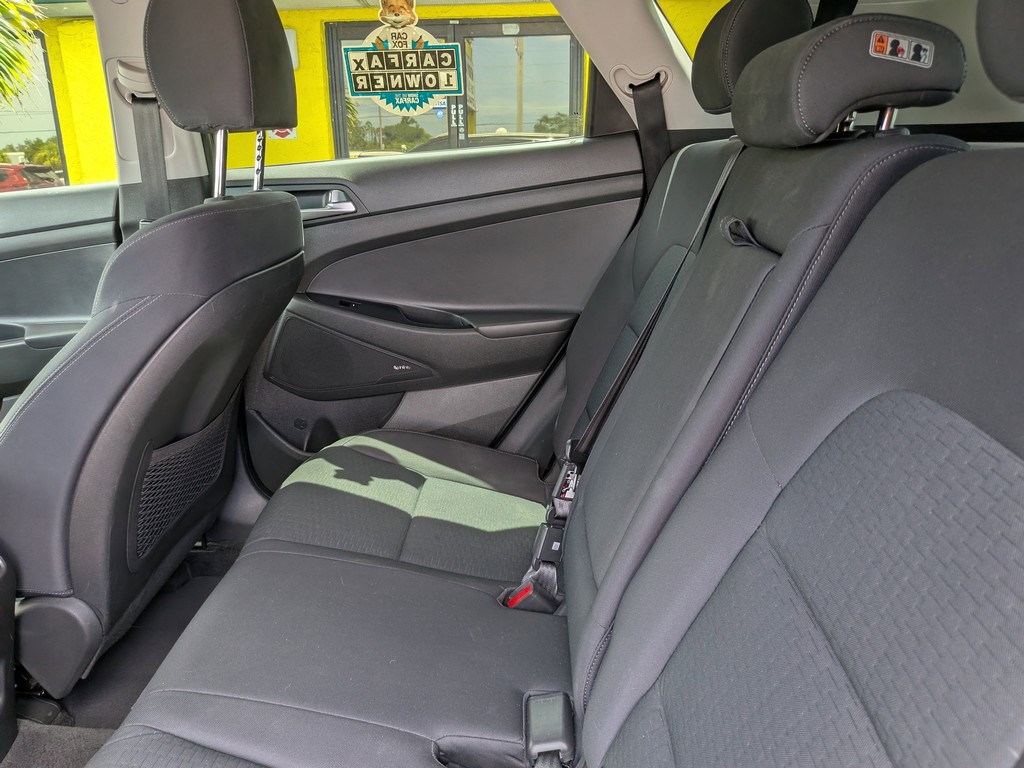 Hyundai Tucson Vehicle Full-screen Gallery Image 16