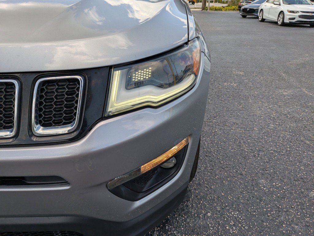 Jeep Compass Vehicle Full-screen Gallery Image 07