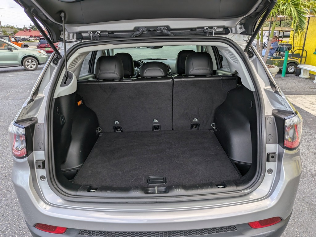 Jeep Compass Vehicle Full-screen Gallery Image 09