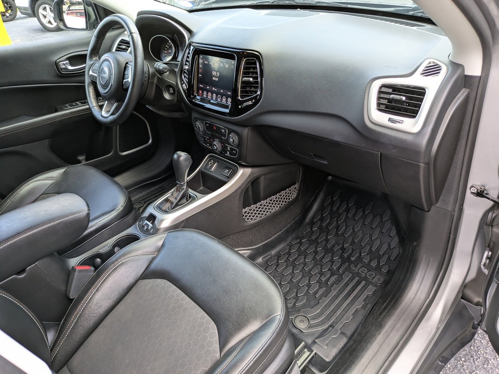 Jeep Compass Vehicle Full-screen Gallery Image 11