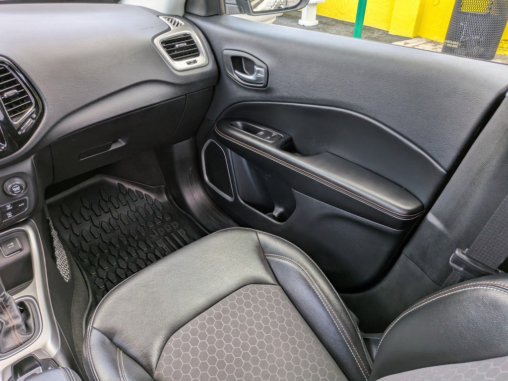 Jeep Compass Vehicle Full-screen Gallery Image 15