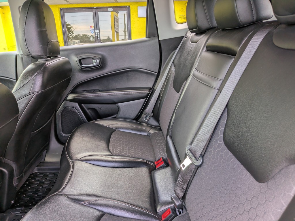 Jeep Compass Vehicle Full-screen Gallery Image 16